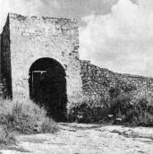 1973 р. Велика башта з брамою…