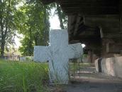2008 р. Надгробний хрест біля церкви.…