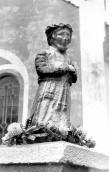 1988 р. Фігура біля церкви