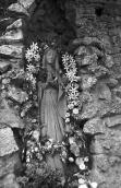 1989 р. Скульптура богородиці біля…