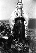 1991 р. Фігура богородиці біля церкви