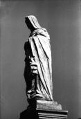 1991 р. Центральна скульптура на ґанку…