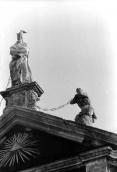 1991 р. Центральна і права скульптури…