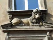 Скульптура лева на фасаді