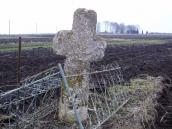 Кам’ний хрест на полі