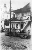 1931 р. Фрагмент будинку на тлі…