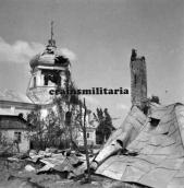 1941 р. Зруйнована хата на тлі церкви…