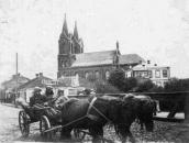 Поч. 20 ст. (?) Віз на тлі костелу