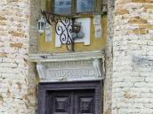 Плита з написом «1793» над входом