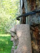 Бюст біля дубу