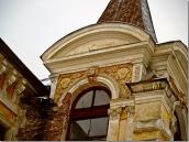 Верхня частина зі слідами руйнування