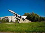 Реактивний винищувач на постаменті