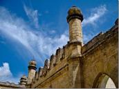 Аттик на західному фасаді