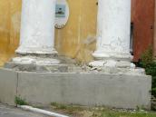 Цоколь колон