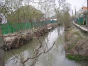 Канал у містечку