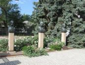 Бюсти полководців (ліворуч)