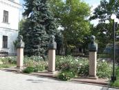 Бюсти полководців (праворуч)