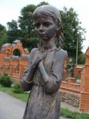 2008 р. Постать дівчинки