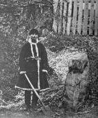 Житель села возле бабы-плахи (фото…