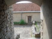 Вид з проходу на двір