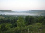 Вранці над річкою стелиться туман