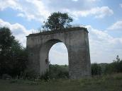 Серед поля стоїть тріумфальна арка