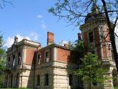 Так виглядає палац ззовні...