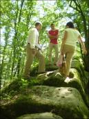 Туристи біля каменя