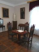 Стільці з кабінету Тарновського, на…