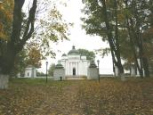 Алея парку з перспективою на церкву