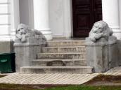 Леви перед входом до палацу