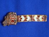 Перекрестье кинжала (справа) и меча