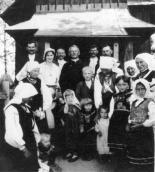 1933 р. В.Вахнянин з парафіянами