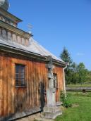 Надгробок біля церкви