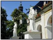 Скульптури святих перед галереєю