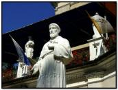 Скульптура святого перед галереєю