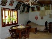 Інтер’єр хати з іконами