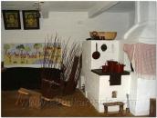 Інтер’єр хати з іконами і піччю