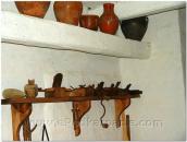 Полиця з посудом