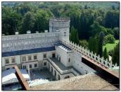 Фрагмент двору і башта з аттиком