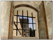 Амбразура з видом на башту з аттиком