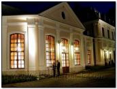 Фрагмент головного фасаду вночі