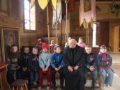 Інтер’єр нави зі священиком і дітьми