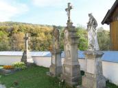 Фігури і хрести на обійсті