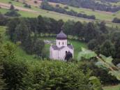 Краєвид з церквою і старим цвинтарем