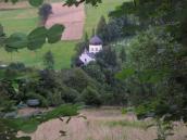 Краєвид з церквою і старим цвинтарем