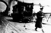 1912 р. Бензиновий трамвай на мосту