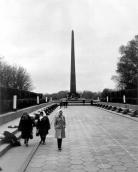 Алея та обеліск в парку Вічної Слави.…