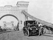 Поч. 20 ст. (?) Автомобіль на мосту