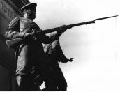 Фрагмент. Скульптура піхотинця